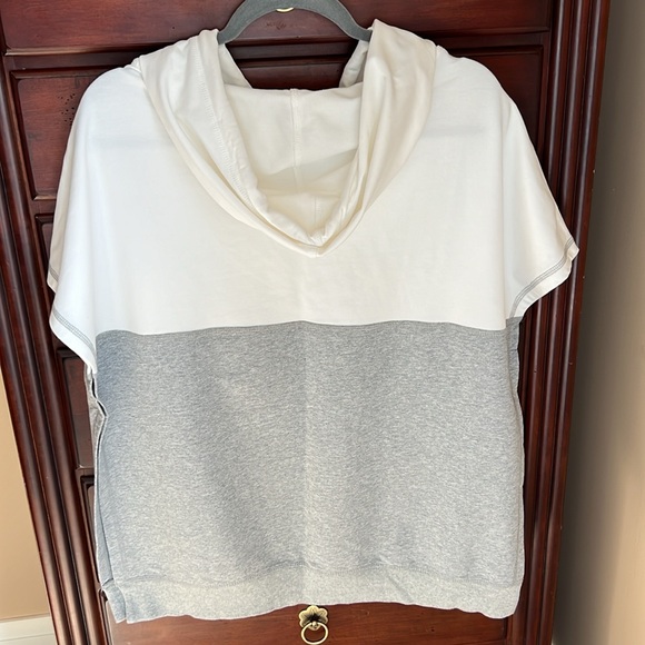 Vivilish Two Color Block Sleeveless Split Hem Cape Hoodie NWOT - Picture 6 of 9